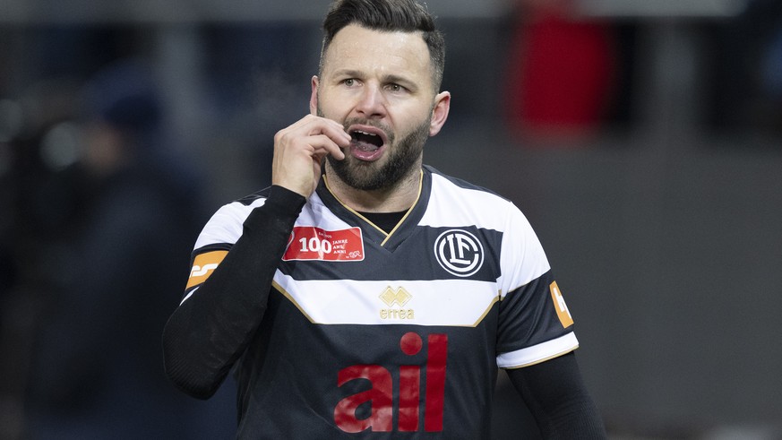 Luganos Renato Steffen verlaesst nach einer roten Karte den Platz im Fussball Schweizer Cup Viertelfinale zwischen dem FC Biel und dem FC Lugano, am Mittwoch, 26. Februar 2025, in der Tissot Arena in  ...