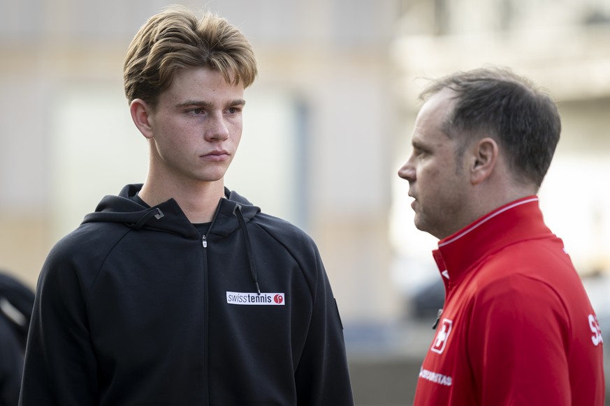 Der Schweizer Mannschaftskapitaen Severin Luethi, rechts, spricht mit der Schweizer Tennisspieler Henry Bernet, links, nach einem Medien-Roundtable, am Mittwoch, 29. Januar 2025 in der Swiss Tennis Ar ...