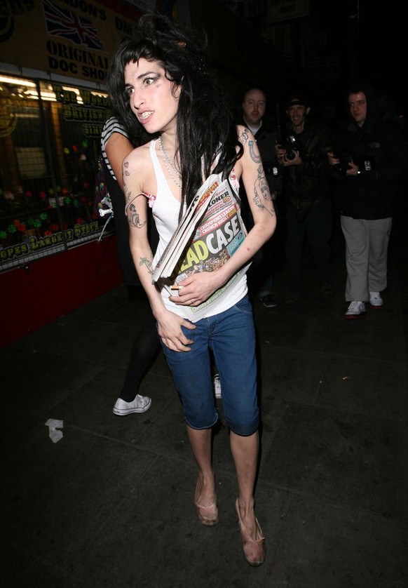 LONDON, ENGLAND - APRIL 23: Amy Winehouse and a female friend do a spot of late night shopping at a local cornershop in Camden on April 23, 2008 in London, England. (Photo by Will/GC Images)