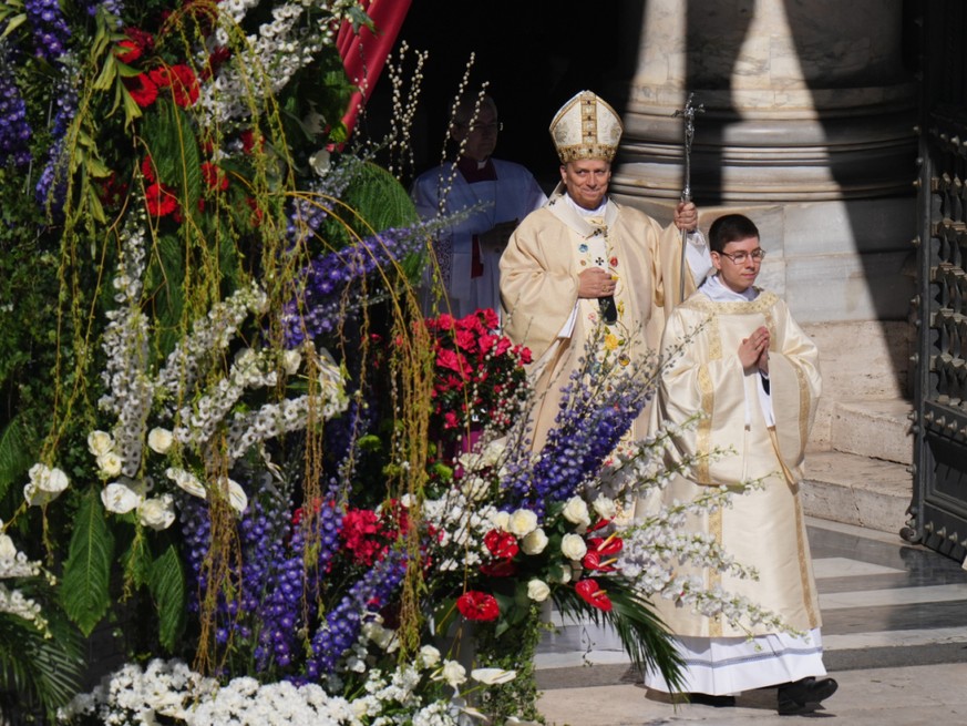 Le pape Léon XIV (à gauche) arrive pour la messe de Pâques sur la place Saint-Pierre.