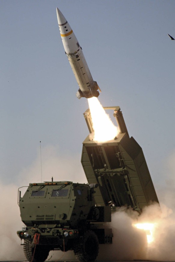 Le MGM-140 ATACMS est un missile balistique sol-sol tactique tiré par le lance-roquettes multiple chenillé M270 MLRS ainsi que par camion lance-roquettes M142 HIMARS.