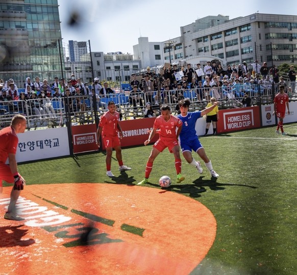 Ici, les Suisses en découdent avec la Corée du Sud à la Homeless World Cup.