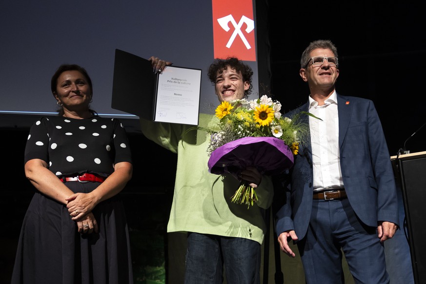 Der Schweizer Kuenstler Nemo, Mitte, posiert mit Stadtpraesident Erich Fehr, rechts, und Gemeinderaetin Glenda Gonzalez Bassi, links, bei der Verleihung des Kulturpreises der Stadt Biel, am Dienstag,  ...