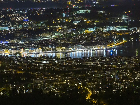 Afin de limiter la pollution lumineuse et d'inciter aux �conomies d'�nergie, la Ville de Gen�ve pr�conise notamment d'�teindre la lumi�re de toutes les enseignes entre 23h00 et 06h00 (i ...