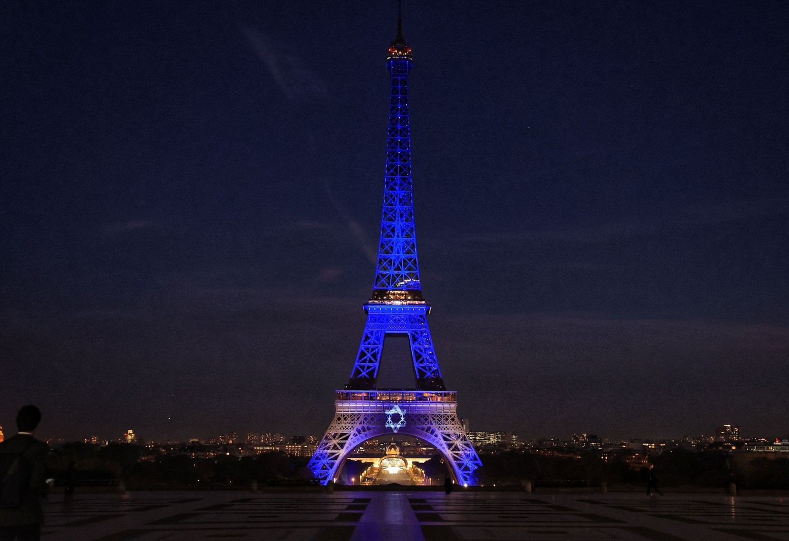 Ce lundi 9 octobre 2023, la Tour Eiffel s&#039;est illuminé aux couleurs d&#039;Israël. Un geste de solidarité, décidé par la mairie de Paris