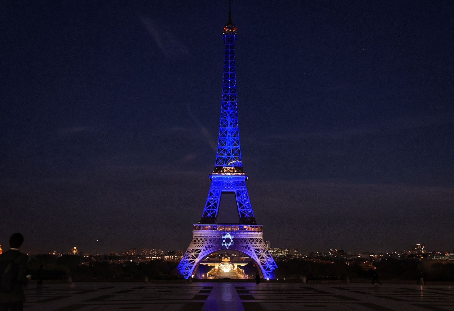 Ce lundi 9 octobre 2023, la Tour Eiffel s'est illuminé aux couleurs d'Israël. Un geste de solidarité, décidé par la mairie de Paris