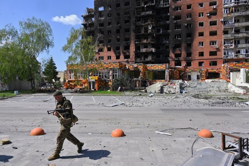 Un soldat ukrainien passe devant des bâtiments endommagés dans le centre de Pokrovsk, le site des batailles les plus intenses avec les troupes russes dans la région de Donetsk.
