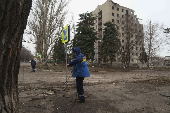 Municipal workers checks wire cables after Russian bombing in the city center of Pokrovsk, Ukraine, Dec. 21, 2024. (AP Photo/Evgeniy Maloletka)