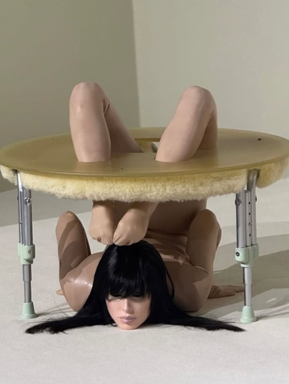 Une table d'appoint dont les jambes dépassent du plateau.