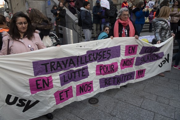 Des femmes manifestent   le mardi 8 mars 2022 à la place du 14 juin à Lausanne à l'occasion de la journée internationale du droit des femmes.