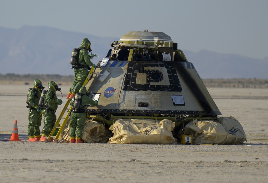 Boeing and NASA teams work around Boeing&#039;s CST-100 Starliner spacecraft after it landed at White Sands Missile Range&#039;s Space Harbor, Wednesday, May 25, 2022, in New Mexico. (Bill Ingalls/NAS ...