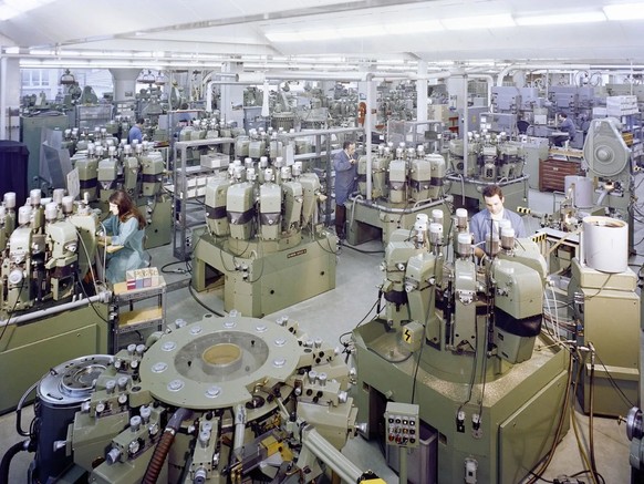 Vue des ateliers d’usine de ETA, vers 1960.
https://memobase.ch/de/object/zbs-001-3_31_7_6