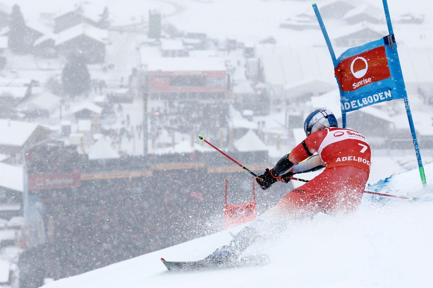 Switzerland's Marco Odermatt speeds down the course on his way to win an alpine ski, men's World Cup giant slalom, in Adelboden, Switzerland, Saturday, Jan. 10, 2026. (AP Photo/Gabriele Facc ...
