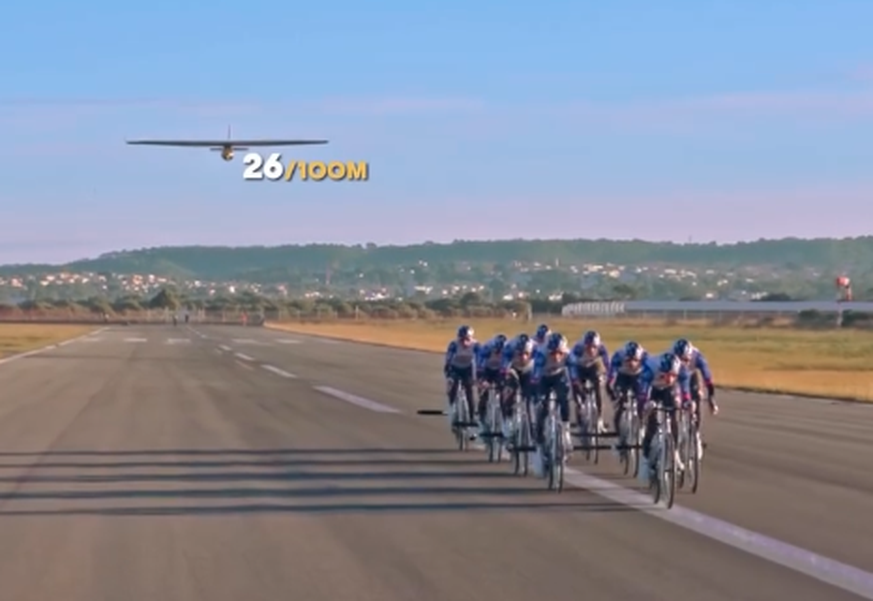 Ces cyclistes écrivent l'histoire de l'aviation 