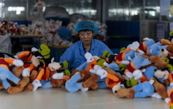 epa10153953 An employee works in Yalon Toy plush toy factory in Yangzhou, Jiangsu Province, China, 02 September 2022. Yangzhou Yalon Toy Co., Ltd. is a professional plush toy enterprise. The products  ...