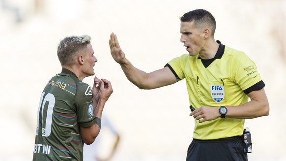 Le milieu luganais Mattia Bottani, gauche, parle avec l'arbitre Lionel Tschudi, droite, lors de la rencontre de football du 1/16eme de finale de l'Helvetia Coupe Suisse entre le FC Lausanne- ...