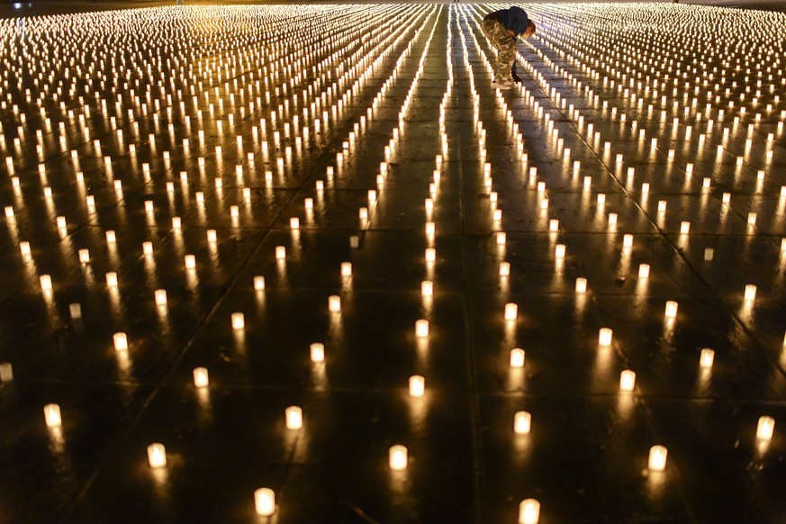 Activists lit almost 12000 candles to commemorate the people who died of Corona in Switzerland, this Tuesday, December 7, 2021, on the Bundesplatz, front of the Federal Palace, in Bern, Switzerland. ( ...