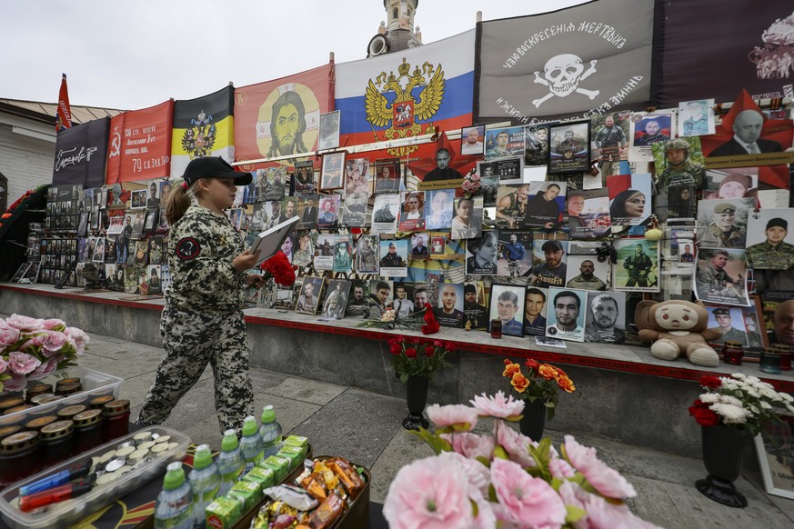 epa12318516 A girl carries flowers to an informal memorial to late PMC Wagner group chief Yevgeny Prigozhin in Moscow, Russia, 23 August 2025. Prigozhin died along with nine others in the crash of an  ...