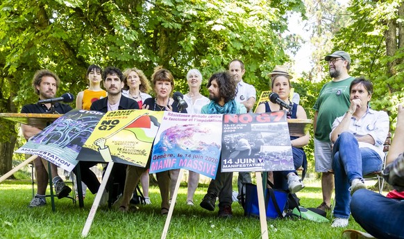 Les membres de coalition NoG7, de gauche a droite, Yvan V., Vincent Bircher, Francoise Nyffeler, Teo Frei, Isabelle Bertin, et Benjamin Joyeux, s'expriment lors d'une conference de presse de ...