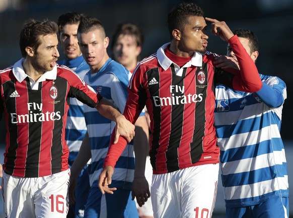 Kevin-Prince Boateng (à dr.), retenu par son coéquipier Mathieu Flamini, répond aux sifflets et aux insultes du public adverse avant de quitter le terrain, le 3 janvier 2013.