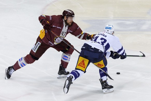 Geneve-Servette&#039;s defender Marco Maurer, left, vies for the puck with Zug&#039;s forward Jan Kovar, right, during the Fifth leg of the National League Swiss Championship semifinal playoff game be ...
