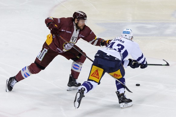 Geneve-Servette's defender Marco Maurer, left, vies for the puck with Zug's forward Jan Kovar, right, during the Fifth leg of the National League Swiss Championship semifinal playoff game be ...