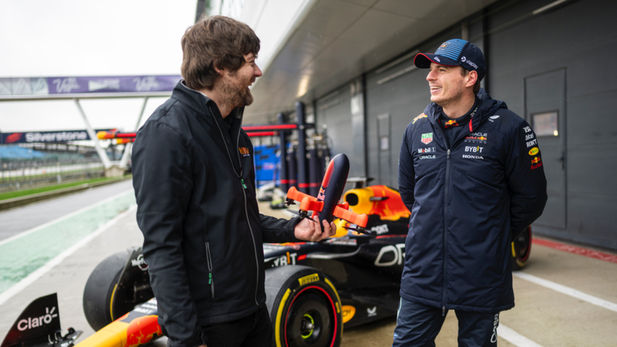 L'appareil, dans la main de son créateur. A droite, Max Verstappen.