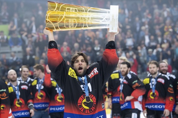 Berns Thomas Ruefenacht jubelt mit dem Meisterpokal, nach dem fuenften Playoff-Finalspiel der National League zwischen dem SC Bern und dem EV Zug, am Samstag, 20. April 2019, in der Postfinance Arena  ...