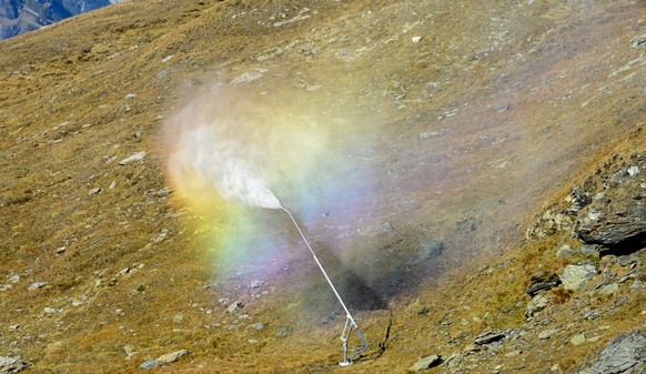 Un canon a neige en fonction ce lundi 6 octobre 2014 au Gornergrat sur le domaine skiable de Zermatt. (KEYSTONE/Laurent Gillieron)