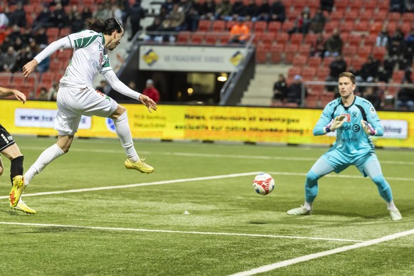 Elias Pasche (YS), gauche, tire et marque un but (1:1) face au gardien Edin Omeragic (XAM), droite, lors de la rencontre du quart de final de la Coupe de Suisse de football entre Neuchatel Xamax FCS,  ...