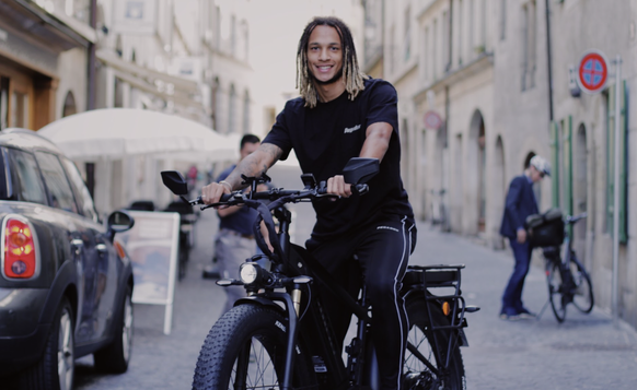 Le joueur avec son nouveau bolide.
