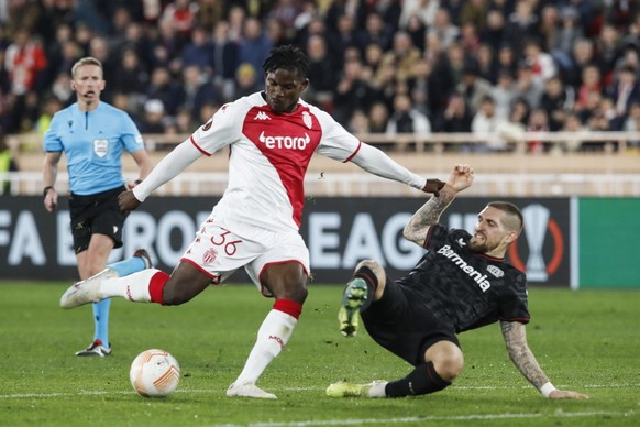 epa10486338 Breel Embolo of AS Monaco (L) in action against Robert Andrich of Bayer Leverkusen (R) during the UEFA Europa League play-off, 2nd leg match between AS Monaco and Bayer Leverkusen in Monac ...