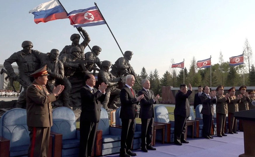 Kim Jong-un en compagnie des délégations nord-coréenne et russe lors de l'inauguration du monument.