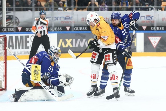 Aleksi Peltonen (en jaune) doit contrôler à chaque pause entre les tiers-temps son taux de glycémie.