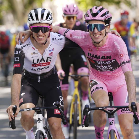 Simon Yates partage sa joie avec son fr鑽e Adam