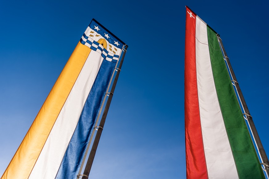 Le drapeau de la ville de La Chaux-de-Fonds et le drapeau du canton de Neuchatel photographies le jeudi 28 octobre 2021 a La Chaux-de-Fonds. (KEYSTONE/Jean-Christophe Bott)