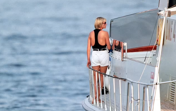 Lady Di à bord du Cujo, au port de Saint-Tropez, en août 1997.