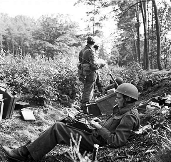 Alan Wood, correspondant de guerre du quotidien britannique Daily Express, rédige une dépêche pendant les combats à Arnhem, aux Pays-Bas, en 1944.