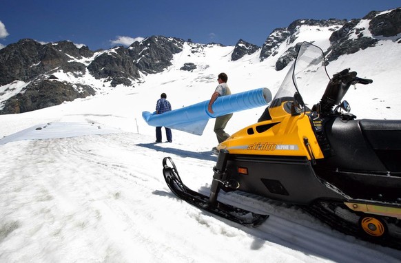 Une couverture isolante "Froma" de 2 000 m2 servait de test, en juin 2005, pour lutter contre la fonte du glacier de Tortin à Verbier et Nendaz Mont-Fort en Valais.