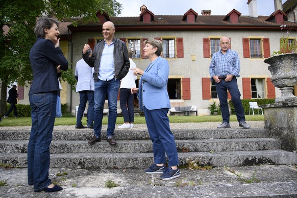 Les conseillers federaux, de gauche a droite, Simonetta Sommaruga, Alain Berset, Viola Amherd et Ueli Maurer parlent ensemble apres la photo de groupe lors de l'excursion du Conseil federal ce je ...