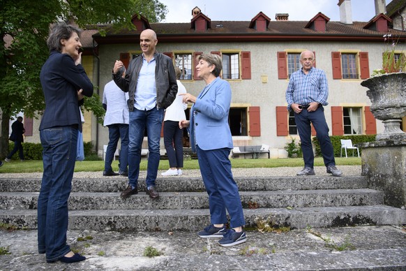 Les conseillers federaux, de gauche a droite, Simonetta Sommaruga, Alain Berset, Viola Amherd et Ueli Maurer parlent ensemble apres la photo de groupe lors de l&#039;excursion du Conseil federal ce je ...