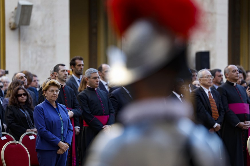 epa11322338 Switzerland&#039;s federal president Viola Amherd (L) attends the Papal Swiss Guards&#039; swearing-in ceremony at the San Damaso Courtyard in Vatican City, 06 May 2024. Pope Francis recei ...