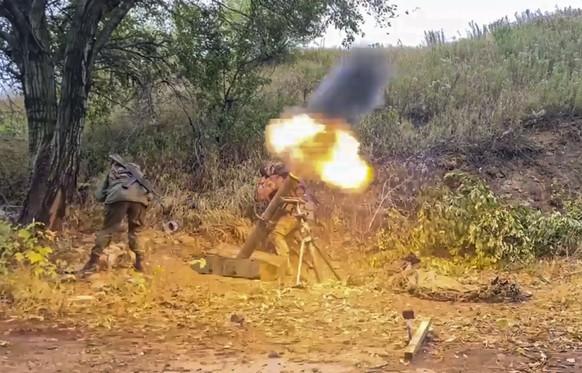 epa10193942 A handout photo made available by the Russian Defence Ministry press-service on 19 September 2022 shows members of the 1st Army Corps of the People&#039;s Militia of the self-proclaimed Do ...