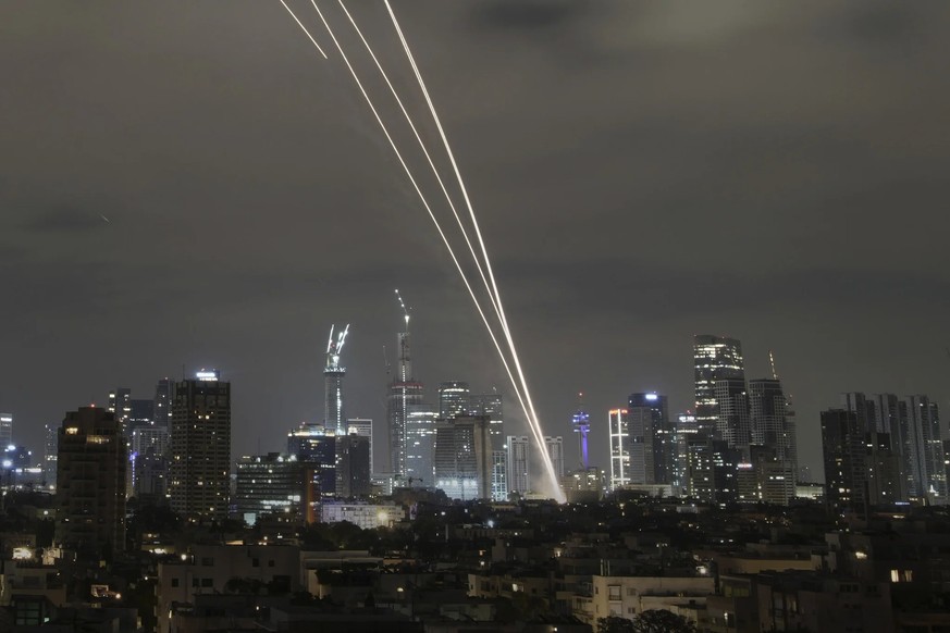 Une image désormais habituelle: une batterie de missiles d&#039;interception du «Dôme de fer» est tirée à l&#039;encontre des projectiles iraniens à Tel-Aviv.