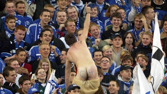 A Schalke supporter shows his back with the club&#039;s logo during the German first division soccer match between FC Schalke 04 and Bayern Munich at the Arena AufSchalke in Gelsenkirchen, Germany, Sa ...