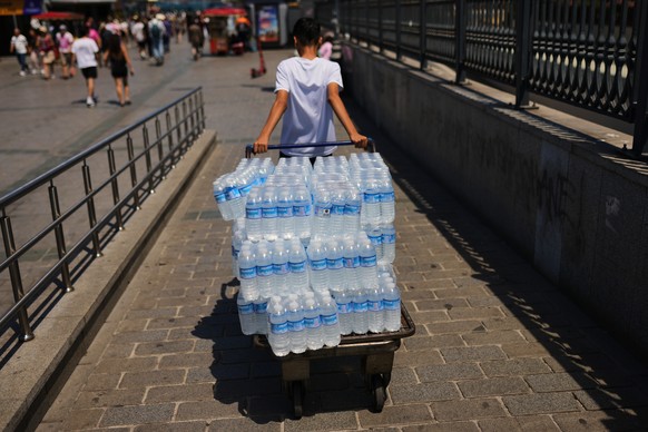 A man delivers plastic bottles of water during a hot day in Istanbul, Turkey, Saturday, June 20, 2026. (AP Photo/Francisco Seco)
Turkey Extreme Weather Heat
