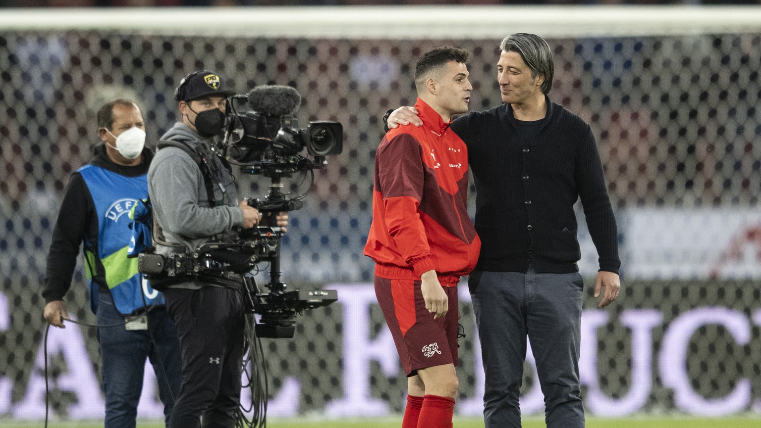 Switzerland&#039;s head coach Murat Yakin speaks with Granit Xhaka during a friendly soccer match between Switzerland and Kosovo in Zurich, Switzerland, on Tuesday, March 29, 2022. (KEYSTONE / Ennio L ...