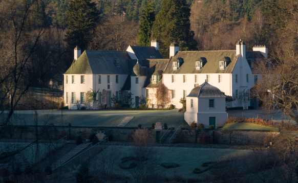 La maison de Birkhall, sur le domaine de Balmoral, une des demeures que le roi Charles III préfère de toutes les propriétés de la Firme.