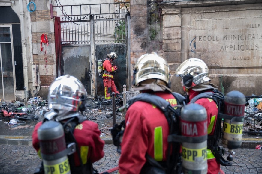France, Paris, 2026/10/01. Students setting fire to trash cans at the entrance of the Edgar Quinet Lycee. Firefighters responding to put out the fire. Photograph by Maurizio Orlando/ Hans Lucas.
Franc ...