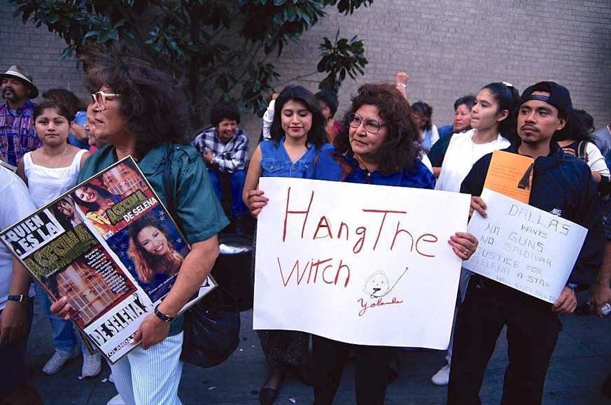 9. Oktober 1995 Selena Quintanilla murder.
Selena fans congregate outside the courthouse in Houston, Texas where the slain singer&amp;#039;s murder trail is being heard. (Photo by © Greg Smith/CORBIS/ ...